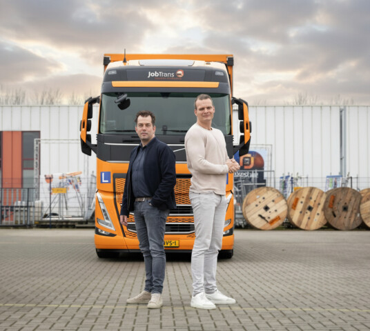 2 mannen voor vrachtwagen