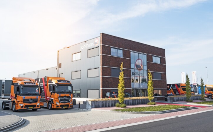 Vrachtwagens naast pand